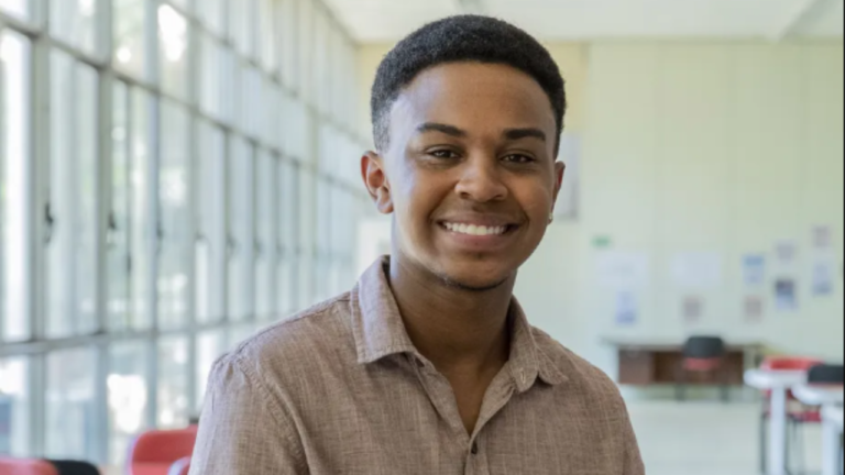 Personagem de Jean Paulo Campos se assume LGBTQIA+ e viverá romance interracial em “Vai na fé” Personagem de Jean Paulo Campos se assume LGBTQIA+ e viverá romance interracial em “Vai na fé”