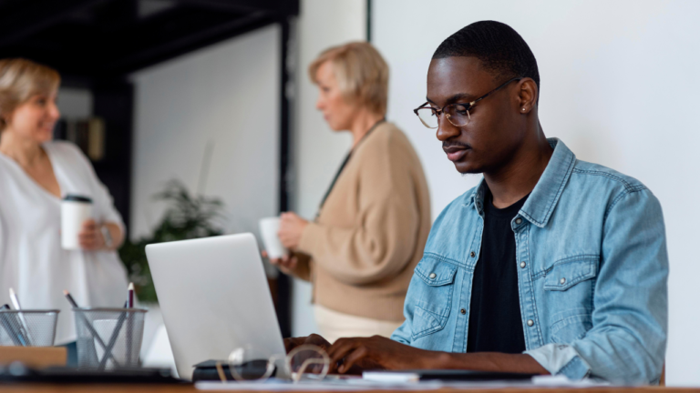 Racismo no mercado de trabalho: estudo revela que 17% dos jovens negros se sentem discriminados em processos seletivos