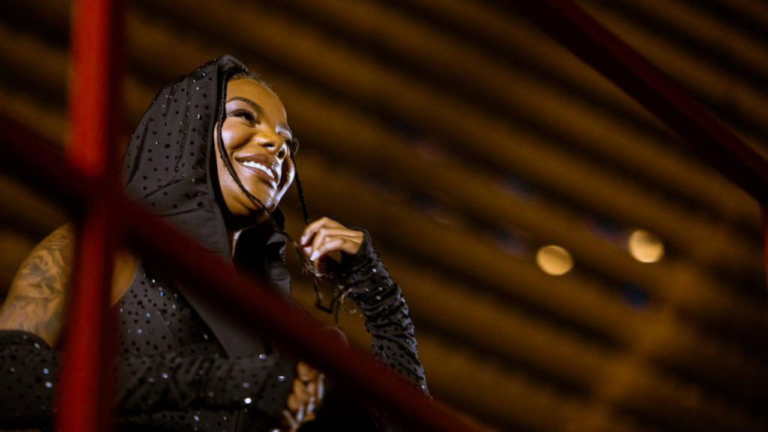 Ludmilla surpreende fãs com pocket show surpresa na Avenida Paulista