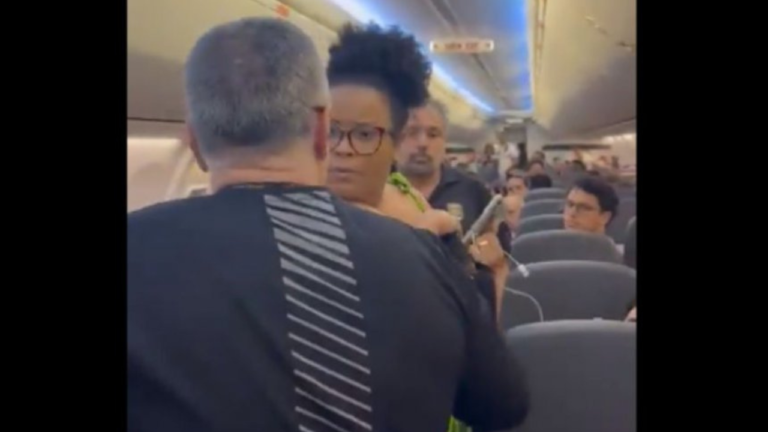 Comandante da Gol chama polícia federal para retirar mulher negra à força de vôo
