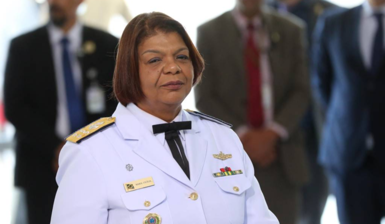 <strong>Maria Cecília se torna a primeira mulher negra almirante da Marinha</strong> <strong>Maria Cecília se torna a primeira mulher negra almirante da Marinha</strong>