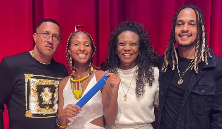 Mano Brown e Eliane Dias parabenizam filha, Domenica Dias, por bacharel em Artes Cênicas