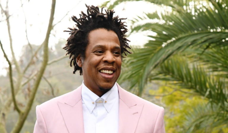 <strong>Kanye West sai da lista de bilionários da Forbes e Jay-Z volta a ser único rapper bilionário</strong>
