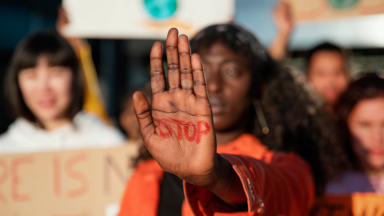Basta de lavar o solo com sangue negro!
