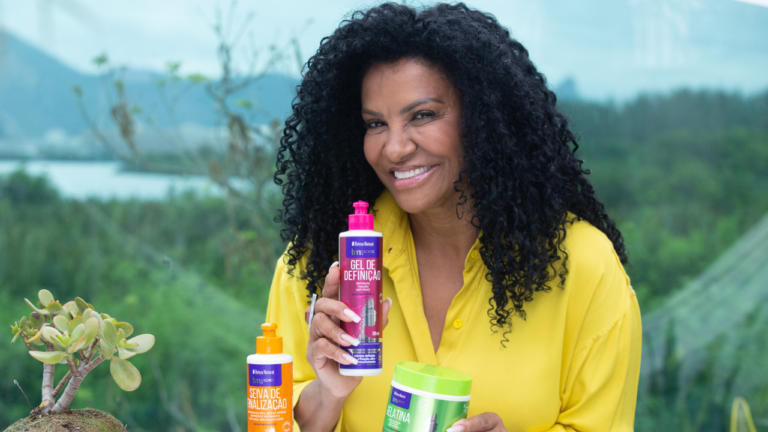 “Minha história de empreendedorismo nasce do orgulho do meu cabelo”, revela Zica Assis sobre fundação do ‘Beleza Natural’ há 30 anos