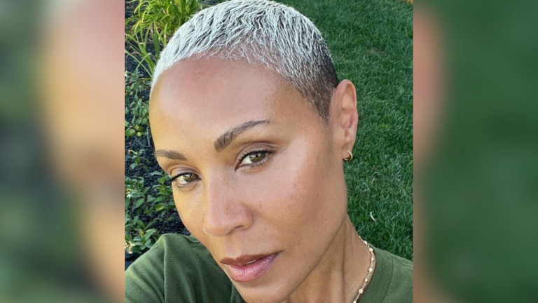 Jada Pinkett Smith celebra crescimento do cabelo em batalha contra a alopecia: “Está agindo como se estivesse tentando voltar” Jada Pinkett Smith celebra crescimento do cabelo em batalha contra a alopecia: “Está agindo como se estivesse tentando voltar”