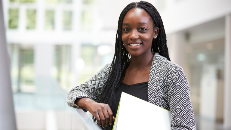 Programa oferece bolsas de capacitação em inglês exclusivas para estudantes negros
