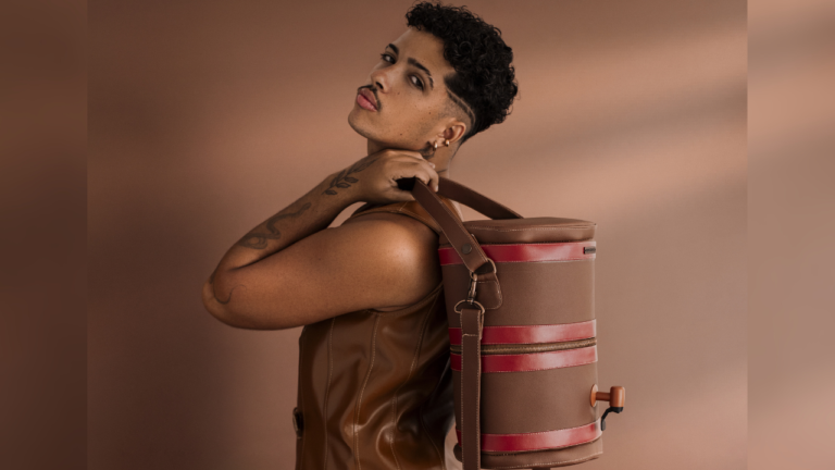 Dendezeiro lança bolsa inspirada em filtro de barro no game de moda semanal criado pela marca nas redes sociais