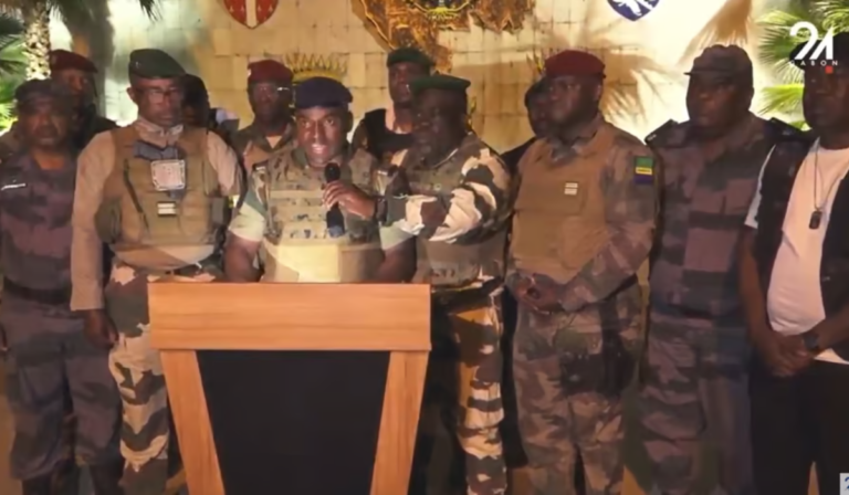 Militares do Gabão, maior produtor de petróleo da áfrica, tomam o poder e põe fim em regime de 56 anos Militares do Gabão, maior produtor de petróleo da áfrica, tomam o poder e põe fim em regime de 56 anos