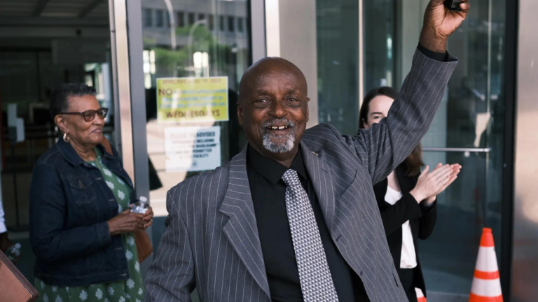 Homem negro acusado de estupro há quase 50 é inocentado por exame de DNA nos EUA: “Finalmente estou livre” Homem negro acusado de estupro há quase 50 é inocentado por exame de DNA nos EUA: “Finalmente estou livre”
