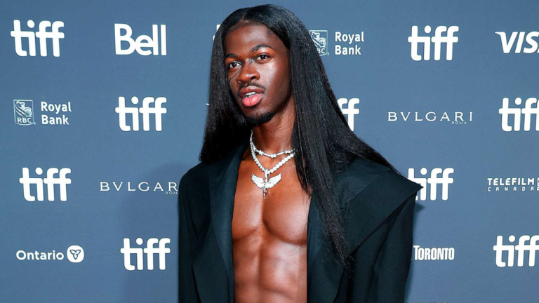 Após ameaça de bomba, Lil Nas X estreia documentário sobre sua primeira turnê mundial Após ameaça de bomba, Lil Nas X estreia documentário sobre sua primeira turnê mundial