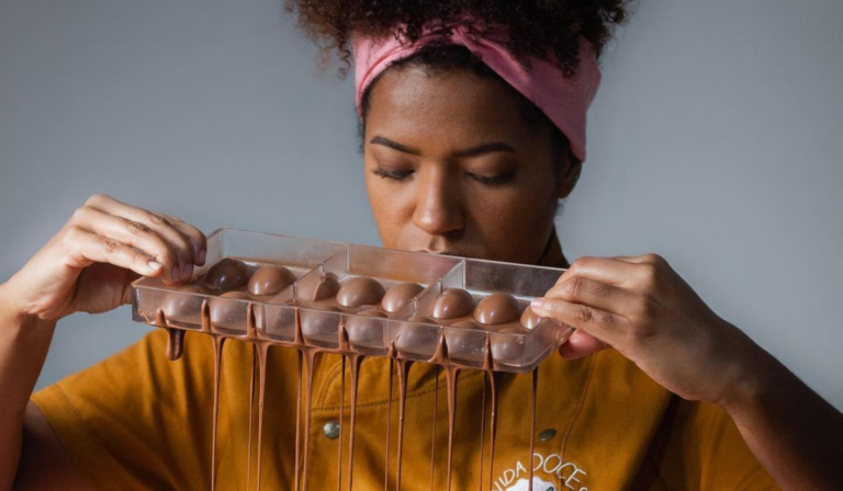 Doces finos pintados à mão: Giovanna Oliveira é Chef Pâtissier, estudou na renomada Le Cordon Bleu e dedicou sua vida a fazer doces Doces finos pintados à mão: Giovanna Oliveira é Chef Pâtissier, estudou na renomada Le Cordon Bleu e dedicou sua vida a fazer doces