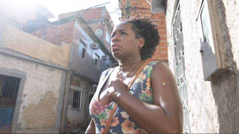 A partir da luta de mães negras, “Amar é Para os Fortes” mostra que a violência do Estado é um problema de todos nós A partir da luta de mães negras, “Amar é Para os Fortes” mostra que a violência do Estado é um problema de todos nós
