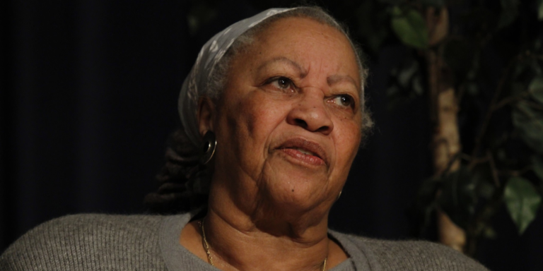 O Livro das Pessoas Malvadas: Toni Morrison, 1ª escritora negra a receber um Nobel de literatura, tem livro inédito, escrito com o filho, lançado no Brasil O Livro das Pessoas Malvadas: Toni Morrison, 1ª escritora negra a receber um Nobel de literatura, tem livro inédito, escrito com o filho, lançado no Brasil