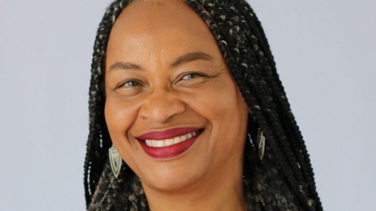 Olívia Santana, primeira mulher negra na Assembleia da Bahia, é eleita deputada federal Olívia Santana, primeira mulher negra na Assembleia da Bahia, é eleita deputada federal