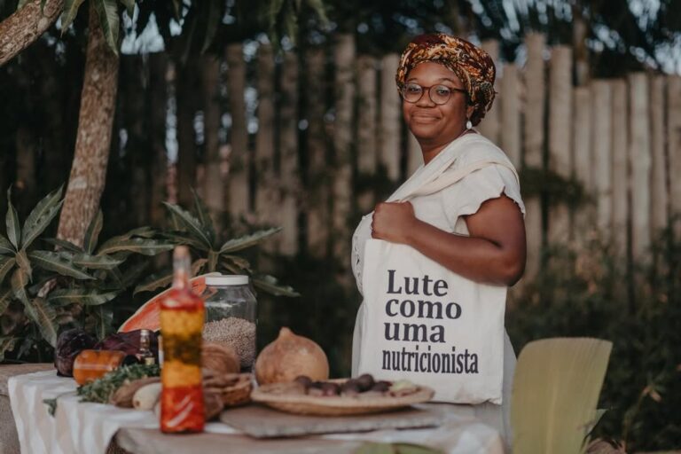 Bruna Crioula: a nutricionista que foi além do currículo para articular nutrição, antirracismo e ancestralidade Bruna Crioula: a nutricionista que foi além do currículo para articular nutrição, antirracismo e ancestralidade