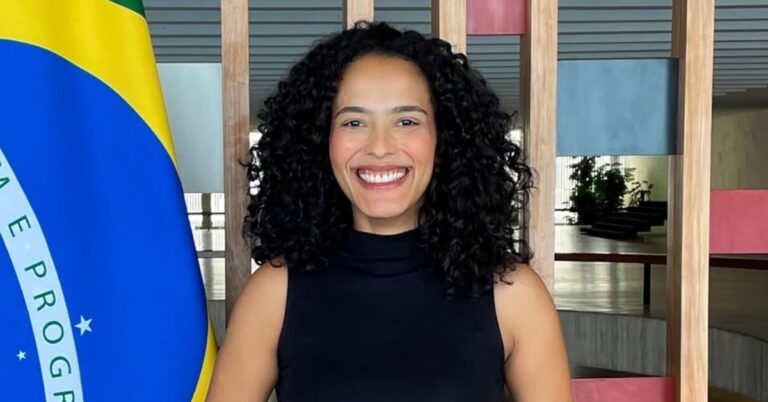 Após ser barrada por banca racial, Flávia Medeiros conquista posse no Itamaraty Após ser barrada por banca racial, Flávia Medeiros conquista posse no Itamaraty