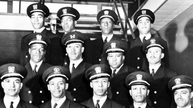 Durante a Segunda Guerra Mundial, 13 homens se tornaram os primeiros oficiais negros da Marinha com a maior nota da história Durante a Segunda Guerra Mundial, 13 homens se tornaram os primeiros oficiais negros da Marinha com a maior nota da história