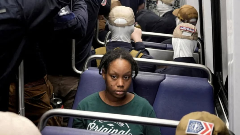 Registro de mulher negra cercada por supremacistas brancos viraliza nas redes