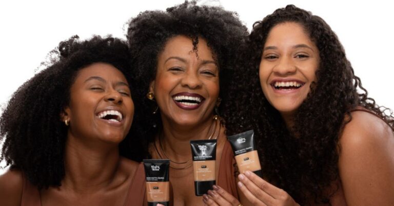 Negra Rosa expande base matte líquida para 16 tons de peles pretas e pardas e lança testador virtual no e-commerce