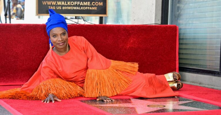 Angelique Kidjo faz história como primeira cantora africana na Calçada da Fama de Hollywood Angelique Kidjo faz história como primeira cantora africana na Calçada da Fama de Hollywood