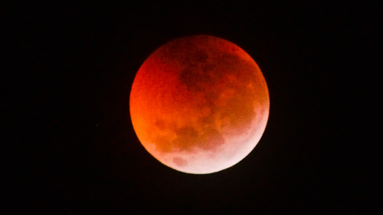 Eclipse lunar será visível em todo o Brasil nesta madrugada Eclipse lunar será visível em todo o Brasil nesta madrugada
