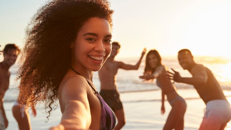 Como preservar o comprimento dos cachos e crespos no verão Como preservar o comprimento dos cachos e crespos no verão