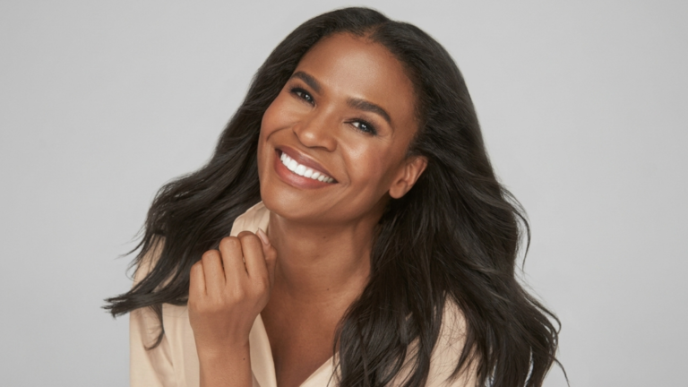 Descubra o segredo por trás do pescoço de Nia Long aos 55 anos; dermatologista explica o que realmente ajuda
