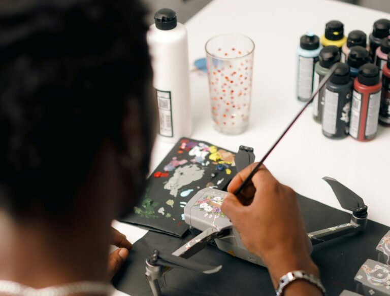 Saúde mental: A ciência comprova que ter hobbies faz bem para mente; descubra os o que alguns famosos praticam para relaxar