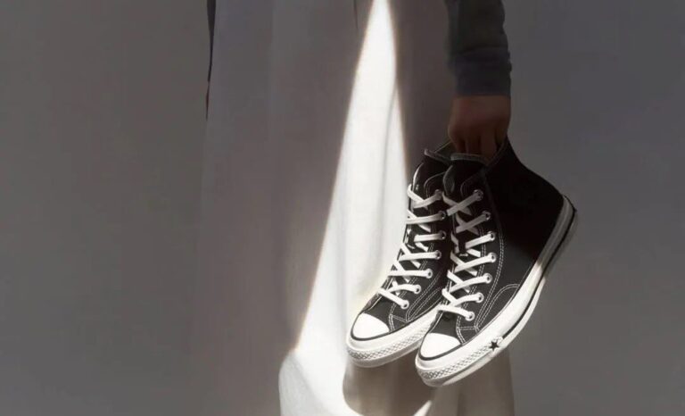Converse retira campanha após imagem ser comparada a capuz do KKK e cena de enforcamento Converse retira campanha após imagem ser comparada a capuz do KKK e cena de enforcamento