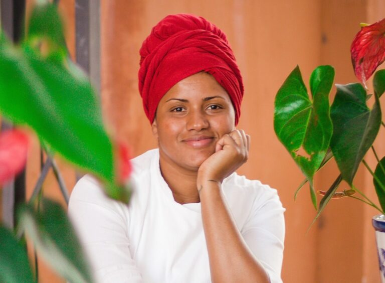Aline Chermoula transforma a gastronomia afrodiaspórica em ferramenta de memória e valorização da cultura negra Aline Chermoula transforma a gastronomia afrodiaspórica em ferramenta de memória e valorização da cultura negra
