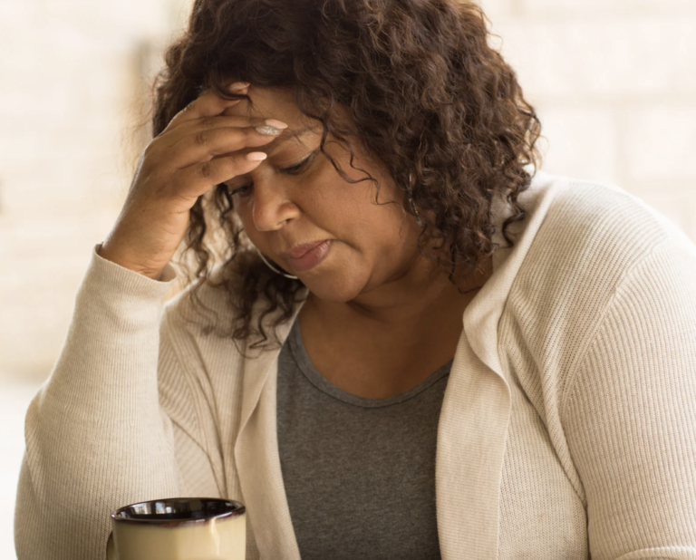 Fogachos, coração e metabolismo: na menopausa, mulheres negras precisam de atenção redobrada, alerta a Dra. Flávia Barbosa