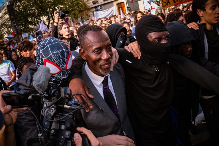 Bally Bagayoko, prefeito de Saint-Denis, é atingido por gás lacrimogêneo durante protesto estudantil em Paris
