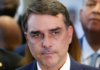 Flávio Bolsonaro deixa o Brasil e segue para os Estados Unidos