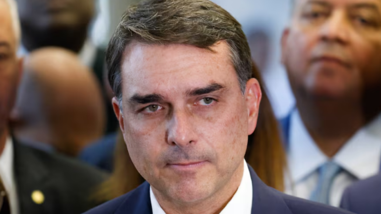 Flávio Bolsonaro deixa o Brasil e segue para os Estados Unidos