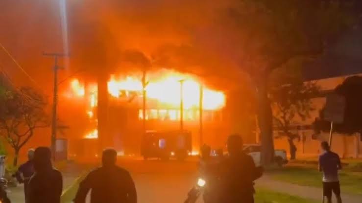 Incêndio na UFPE atinge prédio com R$ 100 milhões em equipamentos Incêndio na UFPE atinge prédio com R$ 100 milhões em equipamentos