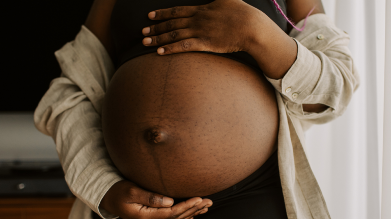 Mulheres negras têm 66% mais risco de complicações graves na gestação, aponta estudo no Canadá