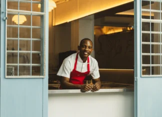 Chef haitiano Pierre Schrager assina o menu do Nudo, novo restaurante de frutos do mar em Pinheiros