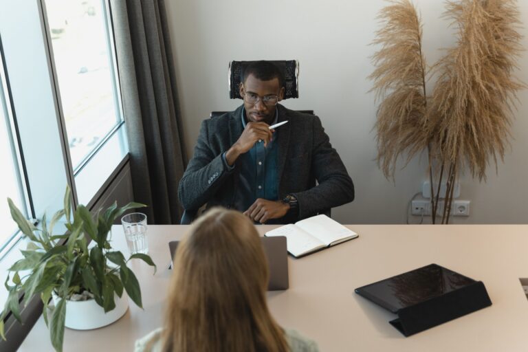 A competência sob suspeita: Quando ser competente nunca parece suficiente para lideranças negras